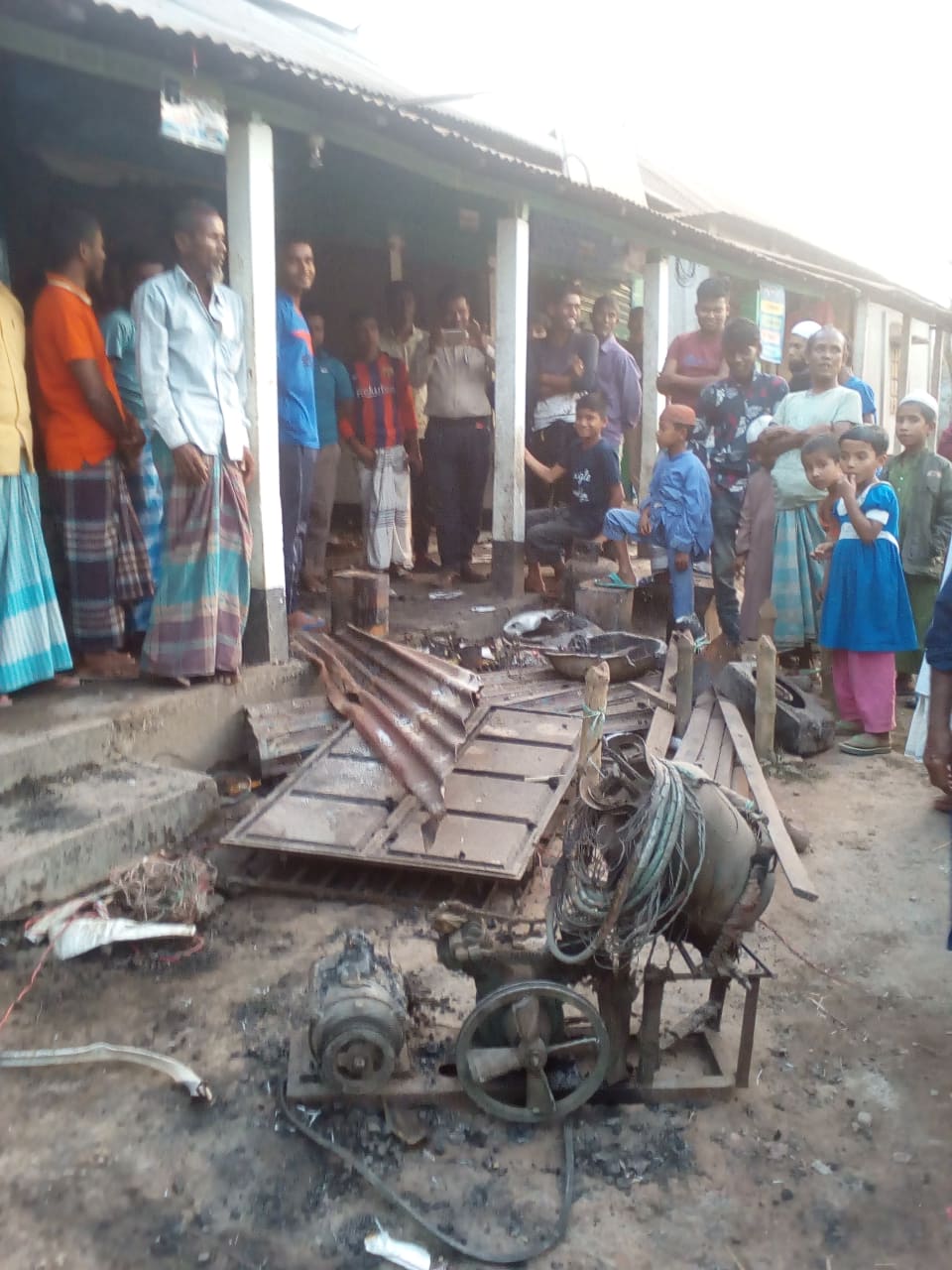 ত্রিশাল ধানীখোলা জায়েরপাড় বাগাদারিয়ার মোড়ে তিনটি দোকানও ক্লাব ঘর আগুনে পুড়ে ছাই