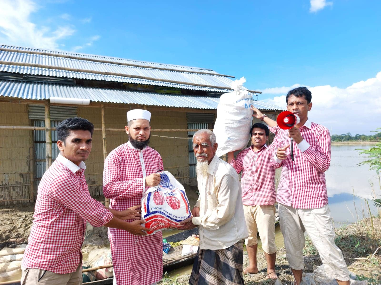 বাংলাদেশ ওয়েলফেয়ার সোসাইটির উদ্যোগে সিলেটের বন্যা দুর্গত ৭ শতাধিক পরিবারে ত্রাণ বিতরণ করলেন চট্টগ্রামের নাজিম উদ্দিন এ্যানেল