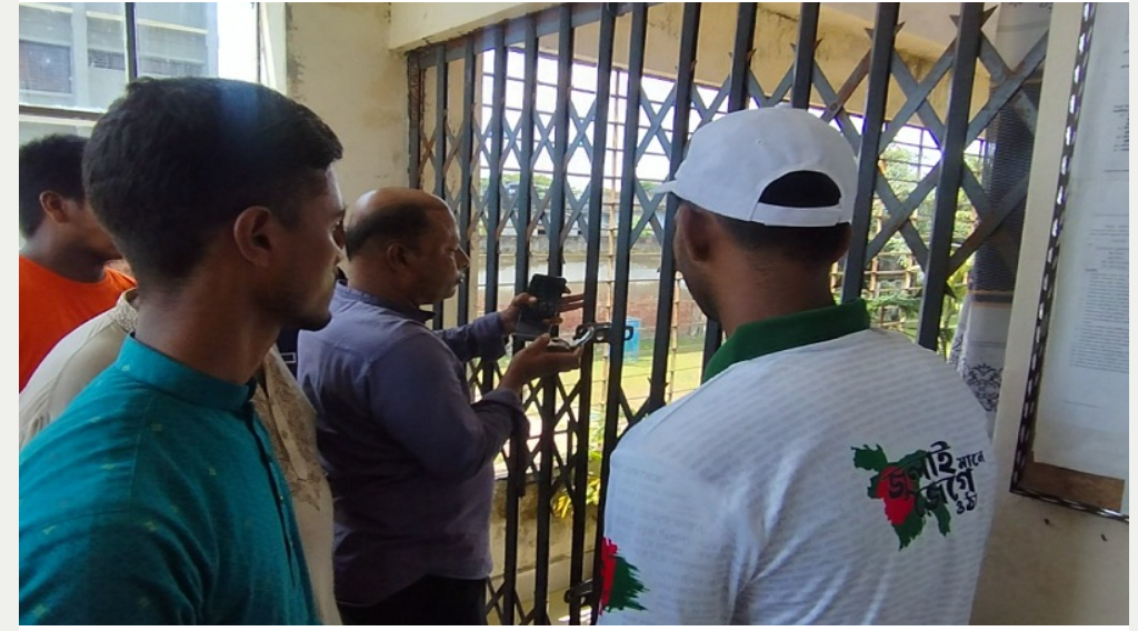 আসন পুনর্বহালের দাবিতে মোংলায় হরতাল অবরোধ নির্বাচন অফিসে তালা