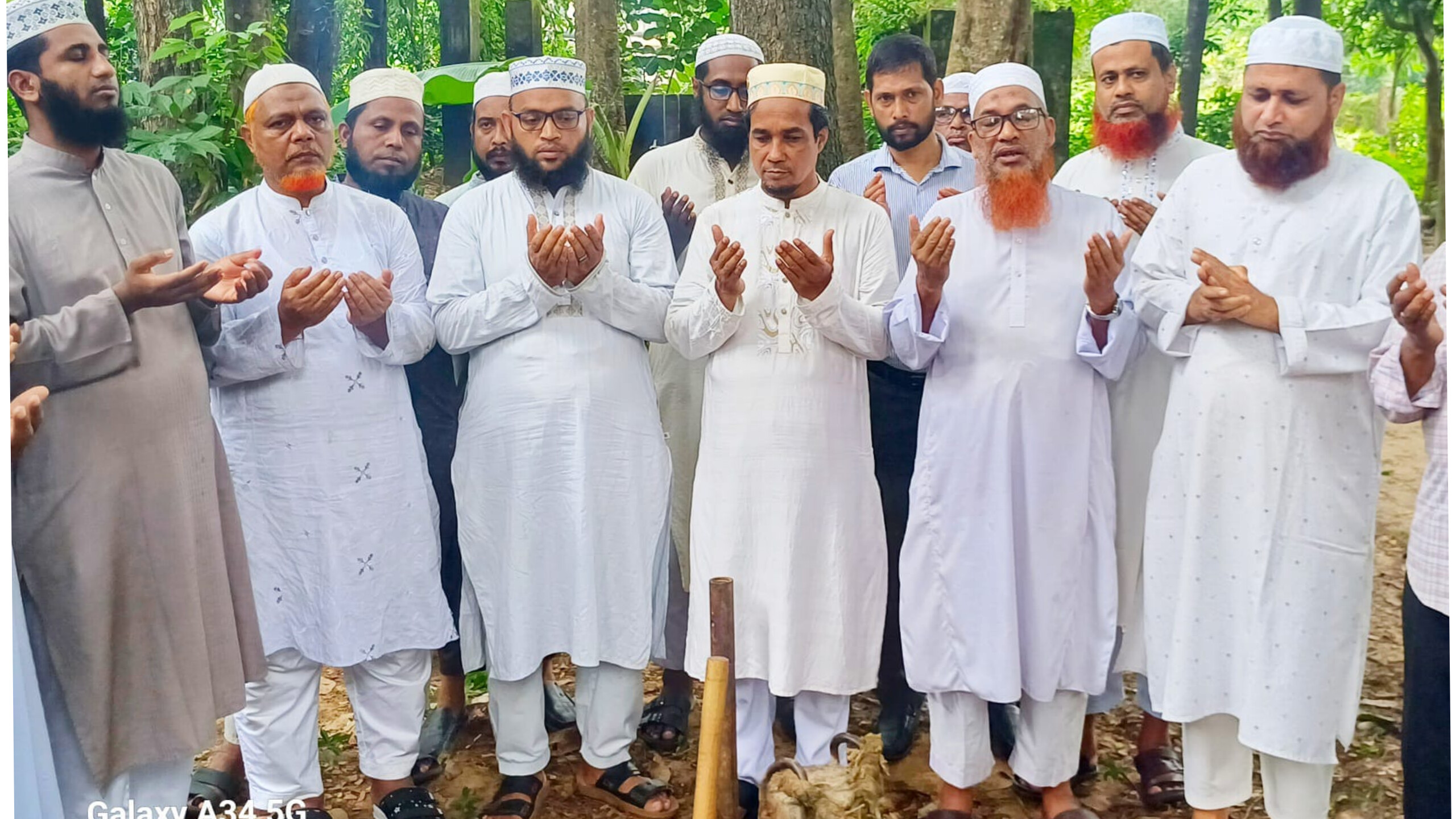 ঐতিহ্যবাহী বড়হাতিয়া এশাআতুল উলুম সিনিয়র ফাজিল (ডিগ্রি) মাদ্রাসায় বহুতল নতুন একাডেমিক ভবন মাটি পরীক্ষা মধ্যে দিয়ে নির্মাণের কাজ উদ্বোধন