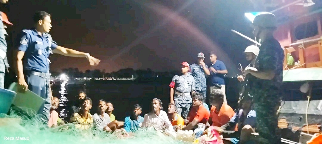 বঙ্গোপসাগরে আটক ১৪ ভারতীয় জেলেকে মোংলা থানায় হস্তান্তর