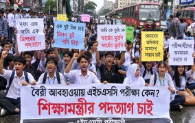 বৈরি আবহাওয়ায় এইচএসসি পরীক্ষা: সায়েন্সল্যাব ও উত্তরায় সড়ক অবরোধ, শিক্ষামন্ত্রীর পদত্যাগের দাবিতে বিক্ষোভ