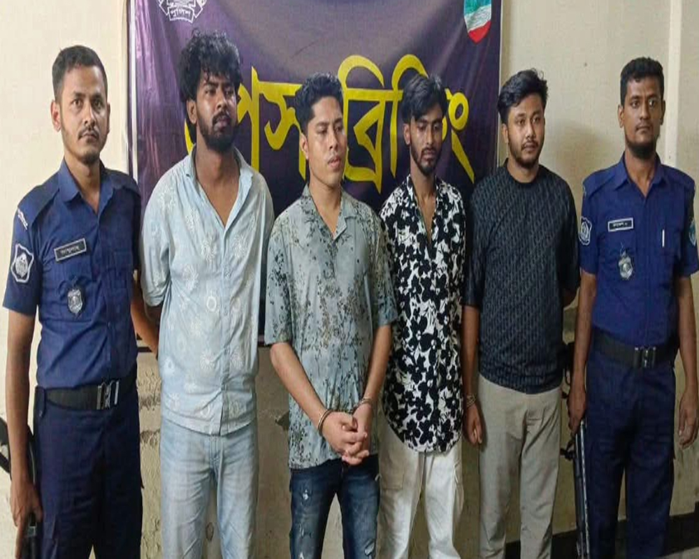 দেশজুড়ে আলোচিত শীর্ষস সন্ত্রাসী ডেভিড ইমন সহযোগী সহ যশোরে গ্রেপ্তার