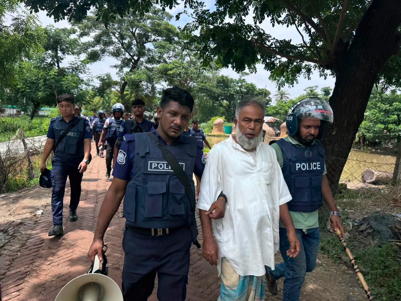 বাঁশখালীতে চিংড়ি প্রকল্পের দখল নিয়ে সংঘর্ষ, ৬ জন পুলিশ হেফাজতে