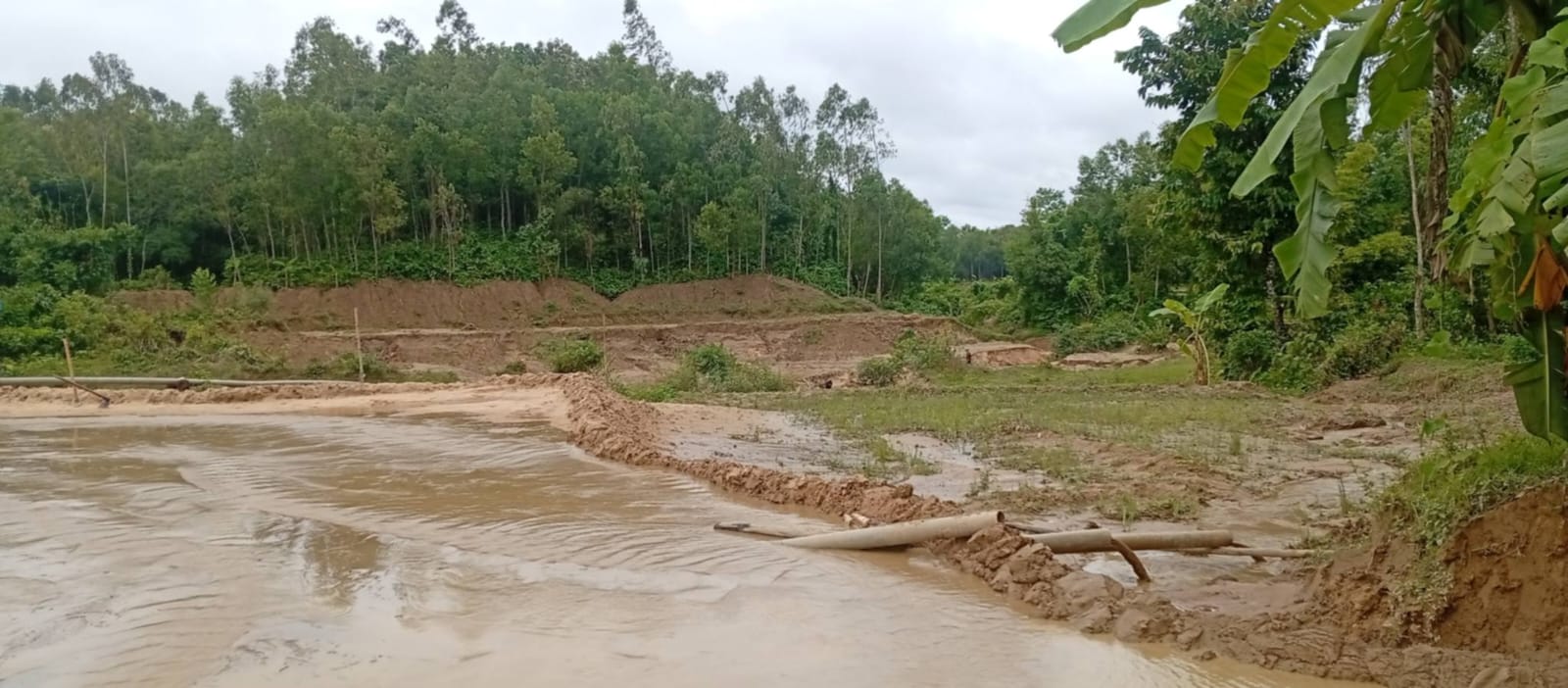 লোহাগাড়া উপজেলার চুনতি ইউনিয়নের  ফারাঙ্গা গ্রামিন ঝিরি থেকে অবৈধ বালু উত্তোলনের অভিযোগ, প্রশাসনের হস্তক্ষেপ দাবি