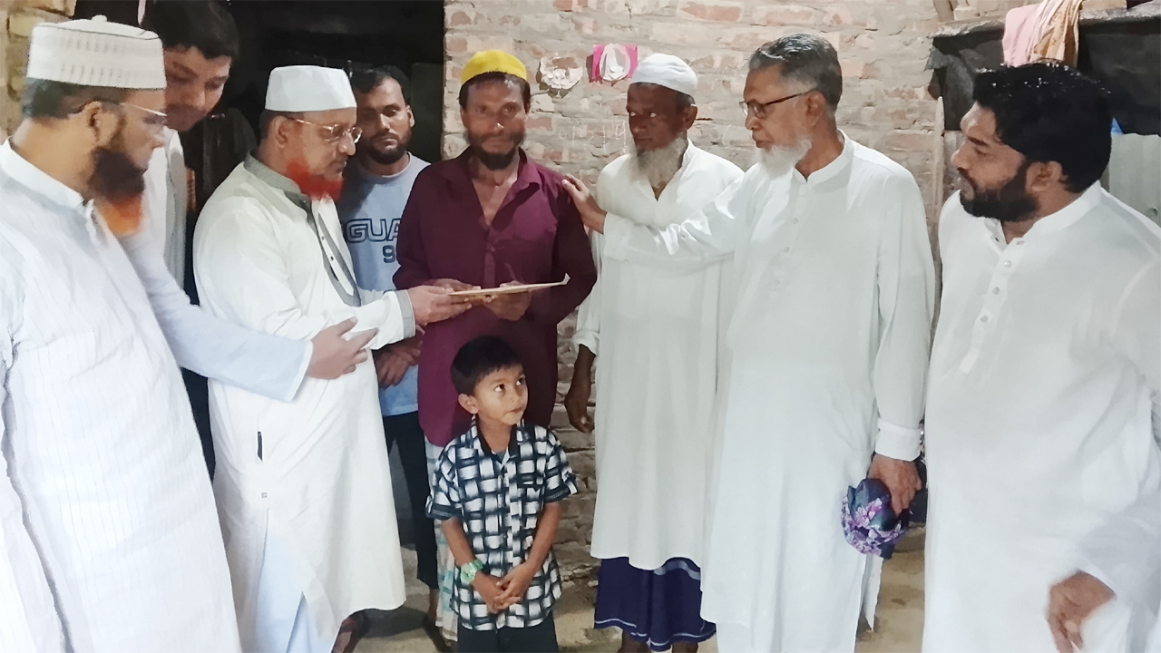 আনোয়ারায় পানিতে ডুবে মারা যাওয়া শিশুর পরিবারকে জামায়াত আমিরের আর্থিক সহায়তা