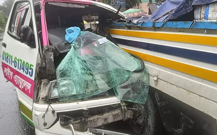 সীতাকুণ্ডে লাশবাহী অ্যাম্বুলেন্সের পিকআপে ধাক্কা, নবজাতকের স্বজনসহ আহত ৩