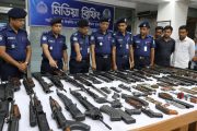 চট্টগ্রামে অবৈধ অস্ত্রের ছড়াছড়ি, বাড়ছে টার্গেট কিলিং থানা থেকে লুট হওয়া ৯৪৮ অস্ত্রের ১৫৪টি এখনো উদ্ধার হয়নি, সীমান্ত দিয়ে ঢুকছে নতুন চালান