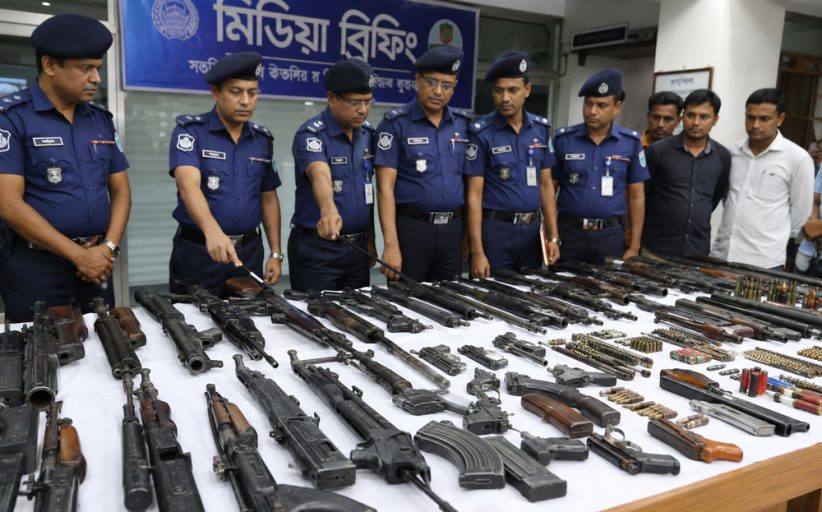 চট্টগ্রামে অবৈধ অস্ত্রের ছড়াছড়ি, বাড়ছে টার্গেট কিলিং থানা থেকে লুট হওয়া ৯৪৮ অস্ত্রের ১৫৪টি এখনো উদ্ধার হয়নি, সীমান্ত দিয়ে ঢুকছে নতুন চালান