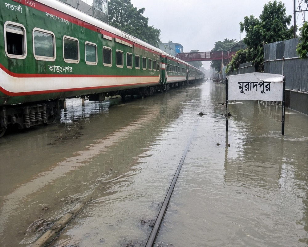 পানিতে ডুবেছে রেললাইন, চট্টগ্রাম–কক্সবাজার রুটে ট্রেন চলাচল বন্ধ