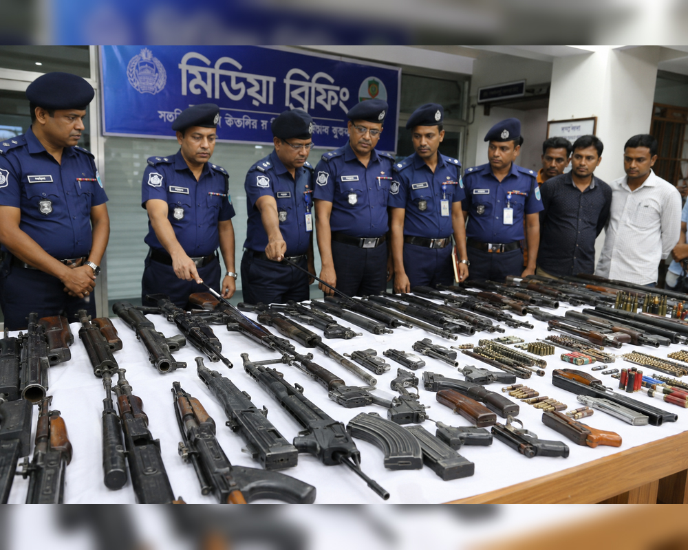 চট্টগ্রামে অবৈধ অস্ত্রের ছড়াছড়ি, বাড়ছে টার্গেট কিলিং থানা থেকে লুট হওয়া ৯৪৮ অস্ত্রের ১৫৪টি এখনো উদ্ধার হয়নি, সীমান্ত দিয়ে ঢুকছে নতুন চালান