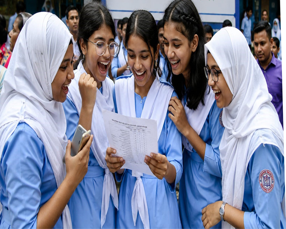 এসএসসির ফলে ফের মেয়েদের দাপট, পাস ও জিপিএ-৫—দুই দৌড়েই এগিয়ে