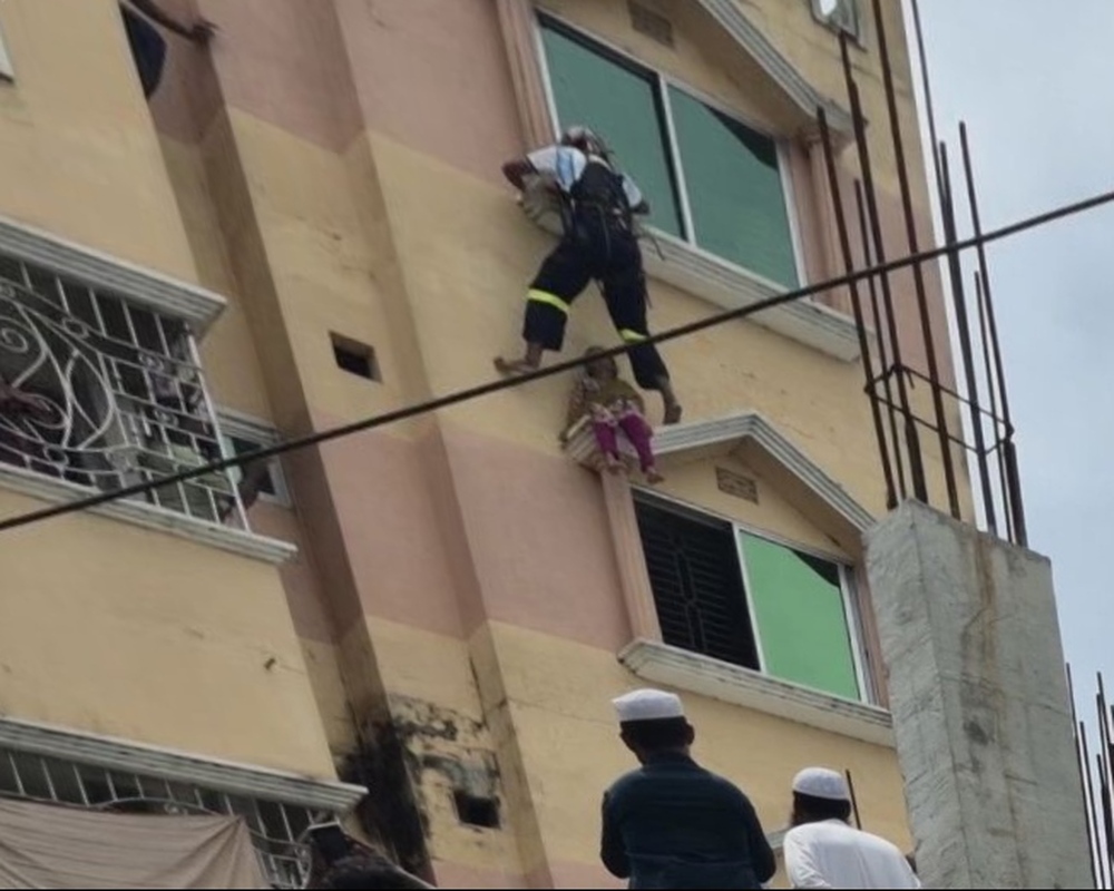 মাদ্রাসা থেকে পালাতে গিয়ে ছয়তলার কার্নিশে ১০ বছরের শিশু, ফায়ার সার্ভিসের সাহসী অভিযানে উদ্ধার
