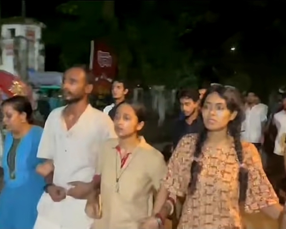 রাজু ভাস্কর্যের সামনে ছাত্রীদের কটূক্তি, প্রতিবাদ করায় ছাত্র ইউনিয়নের নেতাকর্মীদের ওপর হামলার অভিযোগ