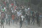 চট্টগ্রামে এখনো ‘নিখোঁজ’ ১৪৮ লুটের অস্ত্র, প্রকাশ্যে গুলি চালানো ২৫ অস্ত্রধারীও ধরাছোঁয়ার বাইরে