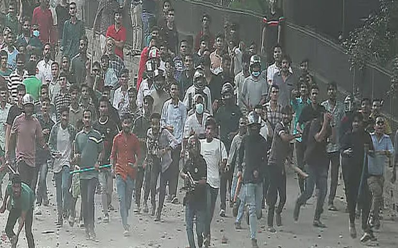চট্টগ্রামে এখনো ‘নিখোঁজ’ ১৪৮ লুটের অস্ত্র, প্রকাশ্যে গুলি চালানো ২৫ অস্ত্রধারীও ধরাছোঁয়ার বাইরে