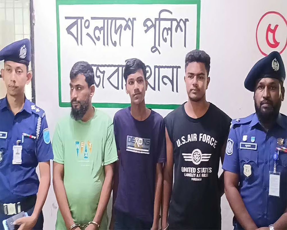 পুলিশের সামনেই নারী উদ্যোক্তাকে লাথি-ধাক্কা, তিন দিন পর মামলা; গ্রেপ্তার ৩