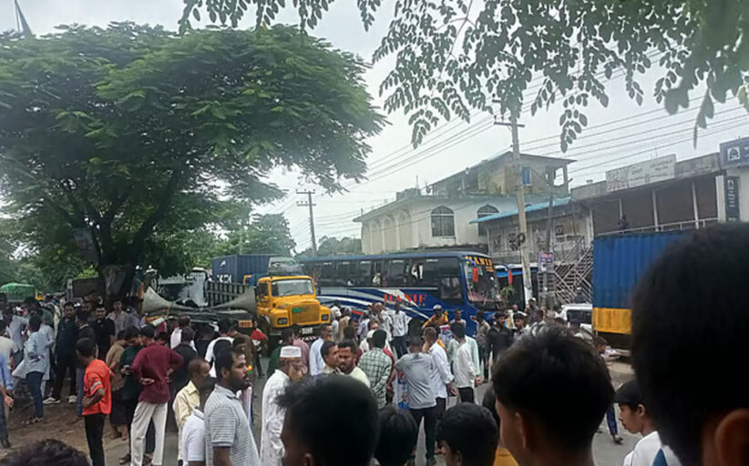 প্রতিষ্ঠাবার্ষিকী ঘিরে সীতাকুণ্ডে বিএনপির দুই পক্ষের সংঘর্ষ, ককটেল বিস্ফোরণ-গাড়ি ভাঙচুর