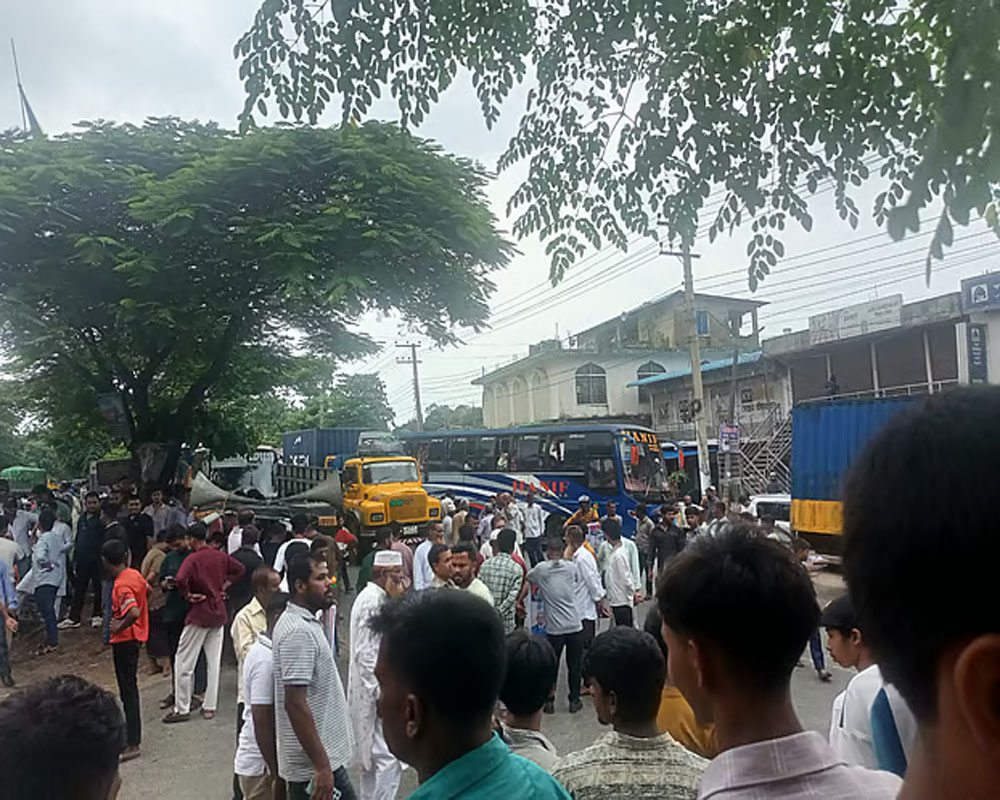 প্রতিষ্ঠাবার্ষিকী ঘিরে সীতাকুণ্ডে বিএনপির দুই পক্ষের সংঘর্ষ, ককটেল বিস্ফোরণ-গাড়ি ভাঙচুর